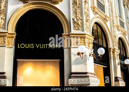 Mailand, Italien, 20. Dezember 2018: Fassade des Louis Vuitton Geschäfts in der Galleria Vittorio Emanuele II das älteste Einkaufszentrum der Welt, Mailand, Italien Stockfoto