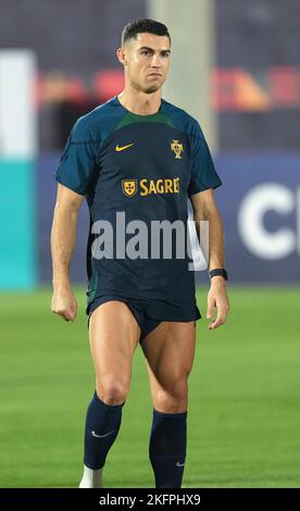 Doha. 19.. November 2022. Der Portugiese Ronaldo Cristiano reagiert während eines Trainings in Al Shahhniya, Katar, am 19. November 2022, vor der WM 2022 in Katar. Quelle: Chen Cheng/Xinhua/Alamy Live News Stockfoto