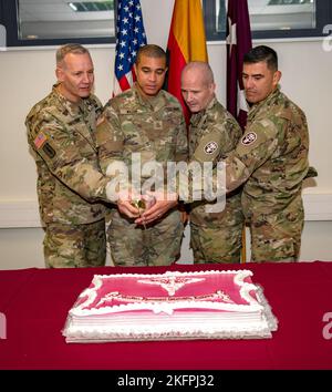 Von links nach rechts: US Army Maj. Gen. Dennis P. LeMaster, Stellvertretender Kommandierender General (Support), Medical Command und der 19. Chief, Medical Service Corps, PFC. Franklin Mason, B. Co LRMC Truppenkommando, Brig. General Clinton K. Murray, Kommandant und Kommandeur Maj. Omar A. Mascarenas, beide mit dem Medical Readiness Command-Europe, hat nach der Umbenennungszeremonie am 30. September 2022 in Landstuhl einen Kuchen geschnitten. Regional Health Command-Europe wird in MRC-EUR umbenannt Stockfoto