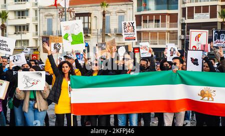 Izmir, Iran, 19/11/2022, Iraner in Izmir, insbesondere Frauen und Frauenorganisationen, protestierten gegen den Tod von Mahsa Amini durch die Moralpolizei im Iran. Der 22-jährige Mahsa Amini wurde an einer U-Bahnstation in Teheran verhaftet und beschuldigt, moralische Gesetze verletzt zu haben. Amini fiel nach der Inhaftierung ins Koma, wurde ins Krankenhaus eingeliefert und starb am 16. September. Als Reaktion auf den Tod von Mahsa Amini hat sich eine Reihe von Protesten im Iran und weltweit immer noch fortgesetzt. Stockfoto