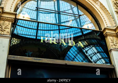 Mailand, Italien, 20. Dezember 2018: Prada Store in der Galleria Vittorio Emanuele II Shopping Mall in Mailand, mit Shoppern und Touristen, die herumschlendern. Pra Stockfoto