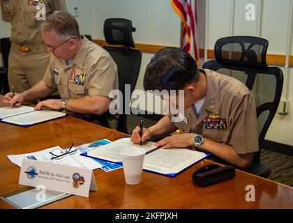 SANTA RITA, Guam (Sept. 30, 2022) – Adm Hinten. Rick Seif, Kommandant, U-Boot-Gruppe 7, links und hinten ADM. Su Youl Lee, Kommandant der Marine-U-Boot-Streitkräfte der Republik Korea (ROK), unterzeichnet am Ende der Sitzung des U-Boot-Kriegskomitees 55. (SWCM) am 30. September 2022 Aktionselemente. In den letzten 28 Jahren hat SWCM Führer der US- und ROK-U-Boot-Streitkräfte zusammengebracht, um über kombinierte U-Boot-Ausbildung und Truppeintegration zu diskutieren. Stockfoto