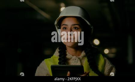 Arabische Frau Industrieingenieur Supervisor Designer-Architekt in Uniform denken über neues Projekt machen Notizen auf elektronische Tablette junge Frau Stockfoto