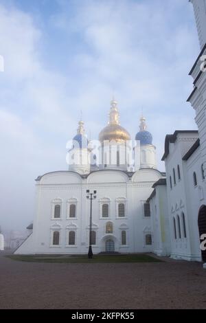 Die fünfkuppelige Sophia-Himmelfahrt-Kathedrale (Sofiysko-Uspenskiy Kafedralniy Sobor) - das erste Steingebäude in Sibirien. Nebliger Morgen. Oblast Tjumen. Stockfoto
