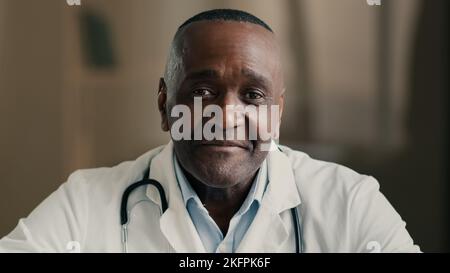 afroamerikanische männliche Arzt Praktiker Therapeut Psychologe Blick auf Kamera ruft entfernten Patienten beraten in Video-Chat bieten virtuelle Stockfoto