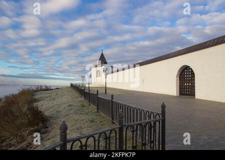 Tobolsker Kreml. Festungsmauer aus weißem Stein. Alte russische Architektur des XVII Jahrhunderts in der alten Hauptstadt Sibiriens Stockfoto