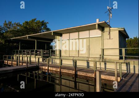 Besuchereinrichtungen einschließlich Picknicktische, Toiletten, Docks, Bootsrampen am West Lake im Everglades National Park, Florida an klaren sonnigen Herbsttag. Stockfoto