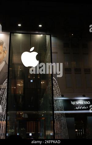 Mailand, Italien, 20. Dezember 2018: Der Apple-Store auf der Piazza Liberty in Mailand Italien - Logo Apfel in der Nacht Stockfoto
