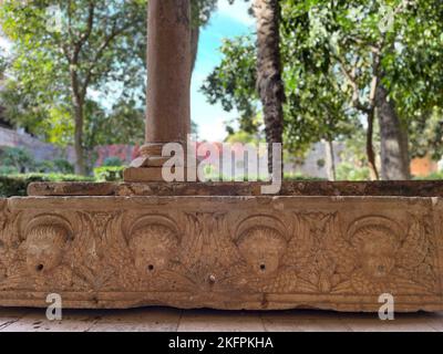 Nahaufnahme einer antiken Ruine mit Bäumen im Hintergrund an einem sonnigen Tag auf der Insel Lokrum, Dubrovnik Stockfoto