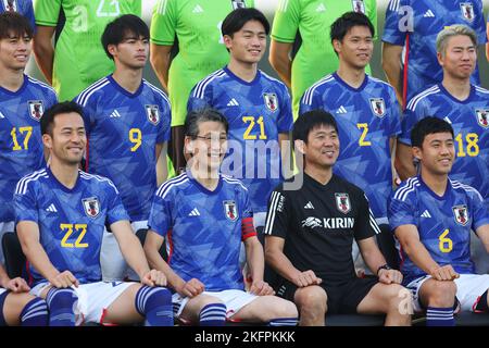 Doha, Katar. 19.. November 2022. (Top L-R) Ao Tanaka, Kaoru Mitoma, Ayase Ueda, Miki Yamane, Takuma Asano (JPN), (Unterer L-R) Maya Yoshida, Yoshiteru Nishi, Hajime Moriyasu Cheftrainer, Yuto Nagatomo, Wataru Endo (JPN) Fußball/Fußball: Trainingseinheit der japanischen Nationalmannschaft während der FIFA Weltmeisterschaft Katar 2022 im Al Sadd SC New Training Facilities 1 in Doha, Katar. Quelle: Naoki Morita/AFLO SPORT/Alamy Live News Stockfoto