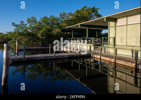 Besuchereinrichtungen einschließlich Picknicktische, Toiletten, Docks, Bootsrampen am West Lake im Everglades National Park, Florida an klaren sonnigen Herbsttag. Stockfoto