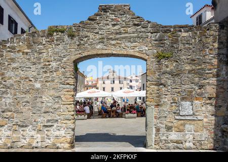 Muda-Tor (Porta della Muda) zum Preserenplatz (Piazza Prešeren), Prešernov trg, Koper, Slowenisch Istrien, Slowenien Stockfoto