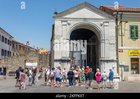 Reisegruppe am Muda-Tor (Porta della Muda) zum Preserenplatz (Piazza Prešeren), Prešernov trg, Koper, Slowenisch Istrien, Slowenien Stockfoto