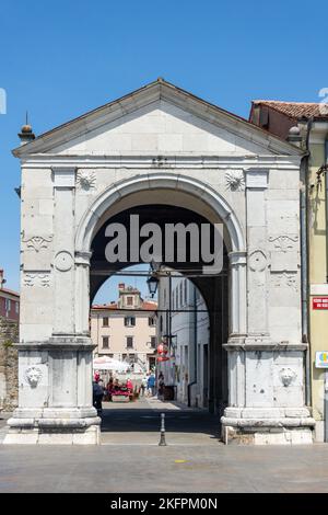 Muda-Tor (Porta della Muda) zum Preserenplatz (Piazza Prešeren), Prešernov trg, Koper, Slowenisch Istrien, Slowenien Stockfoto