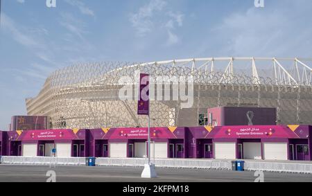 Doha,katar-Oktober 10,2022 :das Ahmad bin Ali Stadion, im Volksmund auch als das Al-Rayyan Stadion bekannt, ist ein Mehrzweckstadion in Al Rayyan, Katar, Stockfoto