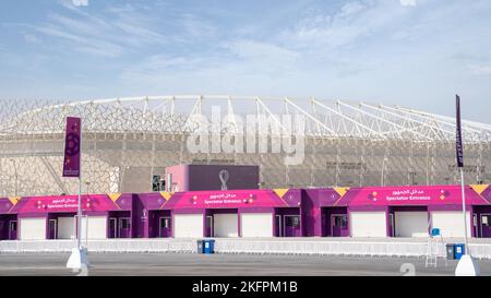 Doha,katar-Oktober 10,2022 :das Ahmad bin Ali Stadion, im Volksmund auch als das Al-Rayyan Stadion bekannt, ist ein Mehrzweckstadion in Al Rayyan, Katar, Stockfoto