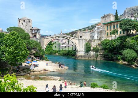 Stari Most (Mosta-Brücke) über den Fluss Neretva, Altstadt, Mostar, Bosnien und Herzegowina Stockfoto