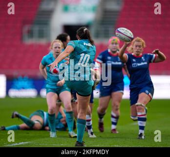 Bristol, Großbritannien. 03.. Juli 2022. Bristol, England, 19. 2022. November: Hannah Edwards (10 Wespen) bringt den Ball beim Allianz Premier 15s Rugby-Spiel zwischen Bristol Bears und Wespen am Ashton Gate in Bristol, England, in Berührung. (James Whitehead/SPP) Quelle: SPP Sport Press Foto. /Alamy Live News Stockfoto