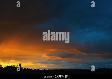 Ein Sonnenuntergang über einer Landschaft in Oregon. Stockfoto