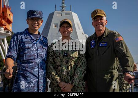 220930-N-MM501-1056 YOKOSUKA, Japan (Sept 30, 2022) Commander, U.S. 7. Fleet Vice ADM. Karl Thomas posiert für ein Bild mit Vice ADM. Hideki Yuasa, Kommandant der Selbstverteidigungsflotte Japan Maritime Self-Defense Force, und Capt. Amy McInnis, Kommandant, USS Zumwalt (DDG 1000) während einer Schiffstour in Yokosuka, Japan, September 30. Zumwalt führt laufende Operationen zur Unterstützung eines freien und offenen Indo-Pacific durch. Stockfoto