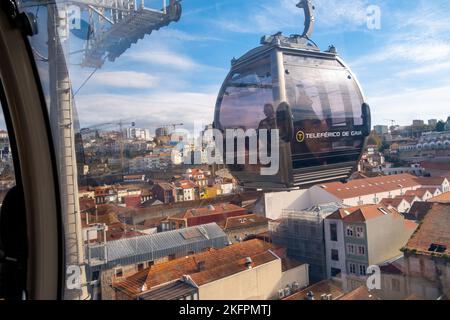 Luftaufnahme von Porto von Teleferico de Gaia, einer Seilbahn in Vila Nova de Gaia Stockfoto