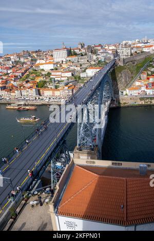 Blick auf den Douro-Fluss und die Dom Luis I-Brücke in Porto, Portugal Stockfoto