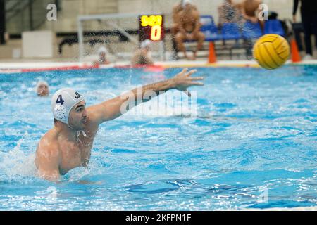 Napoli, Italien. 19.. November 2022. Tyler Abramson von CN Posillipo während des CN Posillipo vs Iren Genova Quinto, Waterpolo Italienische Serie Ein Spiel in Neapel, Italien, November 19 2022 Quelle: Independent Photo Agency/Alamy Live News Stockfoto
