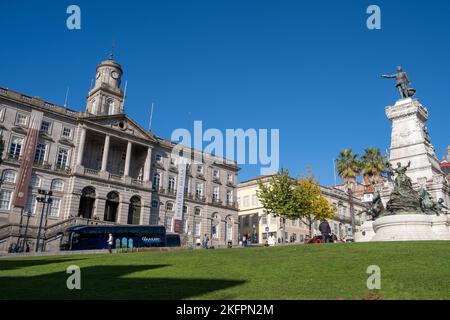 Börsenpalast und Infante Dom Henrique-Denkmal Stockfoto