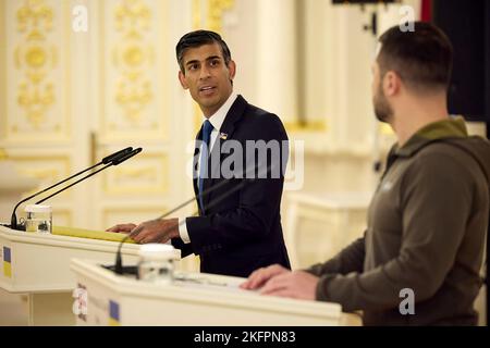 Kiew, Ukraine. 19.. November 2022. In diesem von der ukrainischen Präsidentschaft herausgegebenen Handout-Bild treffen sich der britische Premierminister Rishi Sunak (L) und der ukrainische Präsident Wolodymyr Zelenskyy am Samstag, dem 19. November 2022, in der ukrainischen Hauptstadt Kiew. Foto vom Büro des ukrainischen Präsidenten/ Quelle: UPI/Alamy Live News Stockfoto