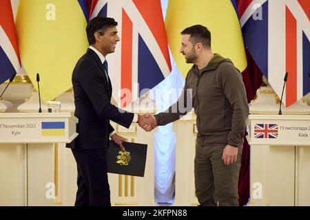 Kiew, Ukraine. 19.. November 2022. In diesem Handout-Bild des ukrainischen Ratsvorsitzes treffen sich der britische Premierminister Rishi Sunak und der ukrainische Präsident Wolodymyr Zelenskyy am Samstag, dem 19. November 2022, in der ukrainischen Hauptstadt Kiew. Foto: Büro des ukrainischen Präsidenten/ Quelle: UPI/Alamy Live News Stockfoto