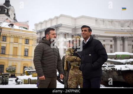 Kiew, Ukraine. 19.. November 2022. In diesem von der ukrainischen Präsidentschaft herausgegebenen Handout-Bild treffen sich der britische Premierminister Rishi Sunak (R) und der ukrainische Präsident Wolodymyr Zelenskyy am Samstag, dem 19. November 2022, in der ukrainischen Hauptstadt Kiew. Foto vom Büro des ukrainischen Präsidenten/ Quelle: UPI/Alamy Live News Stockfoto