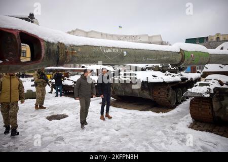 Kiew, Ukraine. 19.. November 2022. In diesem von der ukrainischen Präsidentschaft herausgegebenen Handout-Bild treffen sich der britische Premierminister Rishi Sunak (R) und der ukrainische Präsident Wolodymyr Zelenskyy am Samstag, dem 19. November 2022, in der ukrainischen Hauptstadt Kiew. Foto vom Büro des ukrainischen Präsidenten/ Quelle: UPI/Alamy Live News Stockfoto