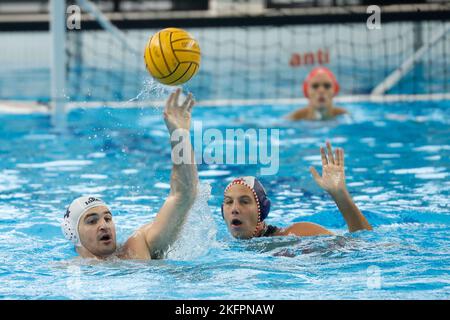 Napoli, Italien. 19.. November 2022. Tyler Abramson von CN Posillipo während des CN Posillipo vs Iren Genova Quinto, Waterpolo Italienische Serie Ein Spiel in Neapel, Italien, November 19 2022 Quelle: Independent Photo Agency/Alamy Live News Stockfoto