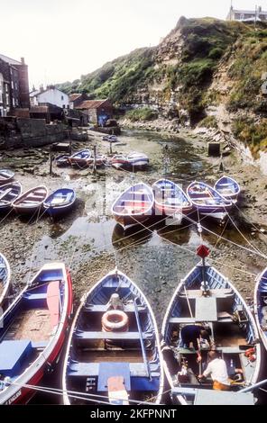 1980s Archivfoto von Fischerbooten, die bei Ebbe in Staithes Beck, Staithes, North Yorkshire, festgemacht wurden. Stockfoto