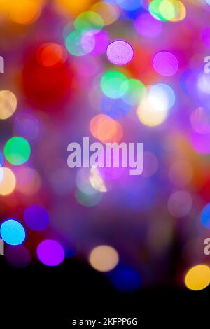 Festlich blinkender abstrakter Hintergrund. Unscharfer Texturhintergrund mit runden Bokeh-Punkten. Mehrfarbig blinkende Hintergrundfarbe. Feier Neujahr Weihnachten Geburtstag Party Urlaub flackernde Beleuchtung Stockfoto