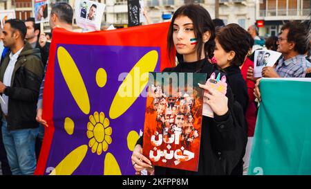 Izmir, Iran, 19/11/2022, Iraner in Izmir, insbesondere Frauen und Frauenorganisationen, protestierten gegen den Tod von Mahsa Amini durch die Moralpolizei im Iran. Der 22-jährige Mahsa Amini wurde an einer U-Bahnstation in Teheran verhaftet und beschuldigt, moralische Gesetze verletzt zu haben. Amini fiel nach der Inhaftierung ins Koma, wurde ins Krankenhaus eingeliefert und starb am 16. September. Als Reaktion auf den Tod von Mahsa Amini hat sich eine Reihe von Protesten im Iran und weltweit immer noch fortgesetzt. Stockfoto