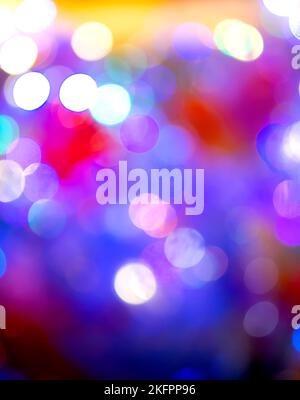 Festlich blinkender abstrakter Hintergrund. Unscharfer Texturhintergrund mit runden Bokeh-Punkten. Mehrfarbig blinkende Hintergrundfarbe. Feier Neujahr Weihnachten Geburtstag Party Urlaub flackernde Beleuchtung Stockfoto