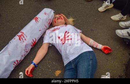 London, Großbritannien. 19.. November 2022. Demonstranten inszenieren einen "Einstand". Demonstranten versammelten sich vor der iranischen Botschaft und forderten Gerechtigkeit für Mahsa Amini und andere Opfer, einen Regimewechsel und Freiheit für den Iran. Kredit: Vuk Valcic/Alamy Live Nachrichten Stockfoto