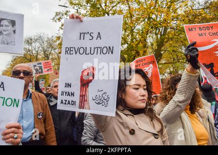 London, Großbritannien. 19.. November 2022. Demonstranten versammelten sich vor der iranischen Botschaft und forderten Gerechtigkeit für Mahsa Amini und andere Opfer, einen Regimewechsel und Freiheit für den Iran. Kredit: Vuk Valcic/Alamy Live Nachrichten Stockfoto