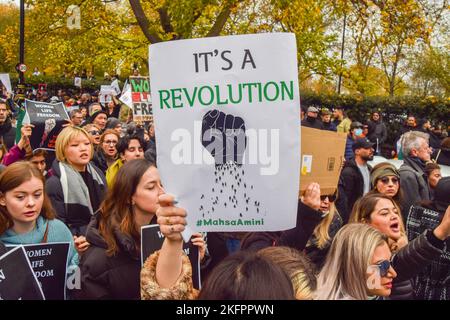 London, Großbritannien. 19.. November 2022. Demonstranten versammelten sich vor der iranischen Botschaft und forderten Gerechtigkeit für Mahsa Amini und andere Opfer, einen Regimewechsel und Freiheit für den Iran. Kredit: Vuk Valcic/Alamy Live Nachrichten Stockfoto