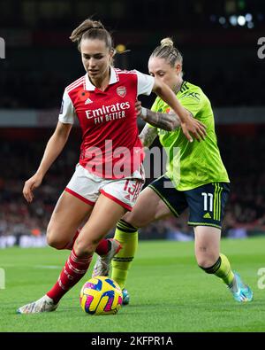 London, Großbritannien. 19.. November 2022. London, England, November 19. 2022: Lia Walti (13 Arsenal) hält den Ball während des Womens Super League-Spiels zwischen Arsenal und Manchester United im Emirates Stadium, England. (Daniela Torres/SPP) Quelle: SPP Sport Press Foto. /Alamy Live News Stockfoto