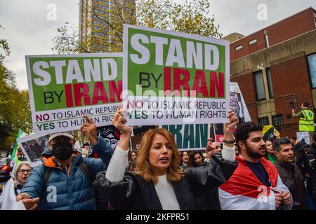 London, Großbritannien. 19.. November 2022. Demonstranten marschieren durch Knightsbridge. Demonstranten versammelten sich vor der iranischen Botschaft und forderten Gerechtigkeit für Mahsa Amini und andere Opfer, einen Regimewechsel und Freiheit für den Iran. Kredit: Vuk Valcic/Alamy Live Nachrichten Stockfoto