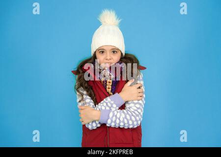 Jugend Street Fashion. Gefühl kalt in dieser Saison. Kleiden Sie sich in Schichten und tragen Sie einen Hut. Draußen ist es kalt. Warme Strickmode für Kinder. Winterstimmung Stockfoto