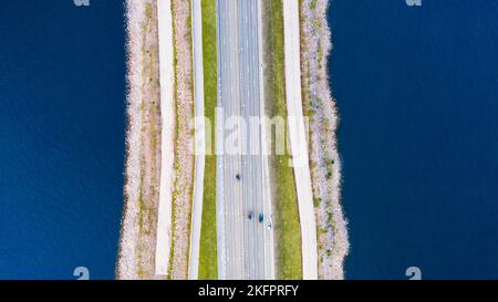 Luftaufnahme einer Hochstraße auf der Brücke. Draufsicht Stockfoto