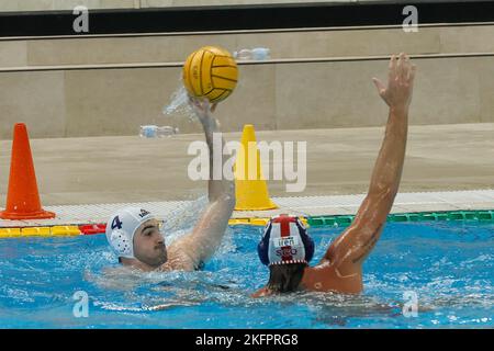 Napoli, Italien. 19.. November 2022. Tyler Abramson von CN Posillipo während des CN Posillipo vs Iren Genova Quinto, Waterpolo Italienische Serie Ein Spiel in Neapel, Italien, November 19 2022 Quelle: Independent Photo Agency/Alamy Live News Stockfoto
