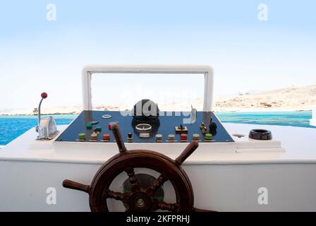 Steuertafel und Steuerruder auf dem Segelboot Stockfoto