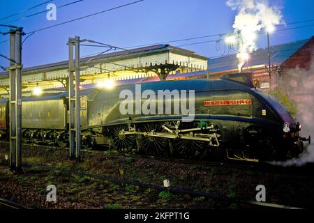 A4 Pacific No 4498 wartet auf die Rückreise nach London Kings Cross von York, England, am 17.. november 2022 Stockfoto