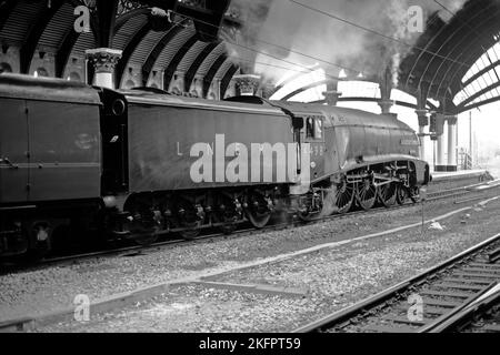 A4 Pacific No 4498 Sir Nigel Gresley verlässt York mit leerem Trainer, York, England, 17.. november 2022 Stockfoto