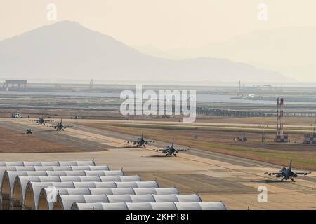 Gunsan, Südkorea. 18.. November 2022. US Air Force F-16 Fighting Falcon Kampfflugzeug, das dem 80. Fighter Squadron Taxi für den Start von der Fluglinie auf dem Kunstan Air Base zugewiesen wurde, 18. November 2022 in Gunsan, Südkorea. Die Show der Gewaltflucht ist eine Reaktion auf mehrere nordkoreanische Raketenstarts. Kredit: TSgt. Timothy Dischinat/USA Air Force Photo/Alamy Live News Stockfoto