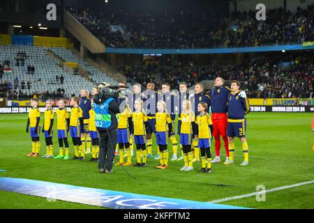 Eleda Stadion, Malmö, Schweden, 19.. November 2022; Internationale Fußballfreundin Schweden gegen Algerien; die schwedische Mannschaft singt ihre Nationalhymne vor dem Spiel Stockfoto